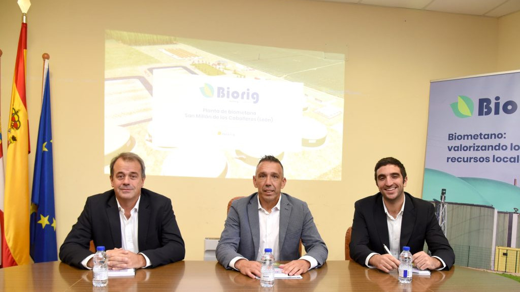 Imagen: Manuel Alonso, José Alberto García Rodríguez y Carlos Aguilar durante la presentación del proyecto en el Ayuntamiento de San Millán de los Caballeros.