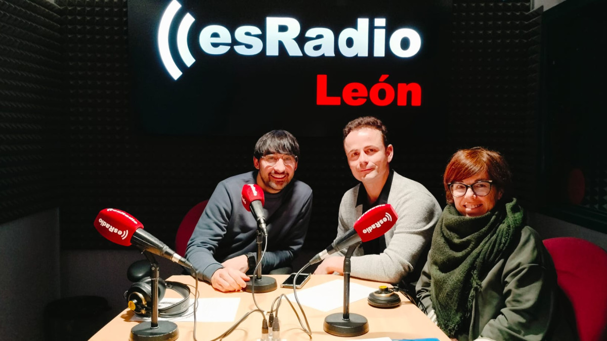 Imagen: Ángeles Castro y César Sahelices, investigadores de la ULE en el programa Es LA Mañana de León de EsRadio