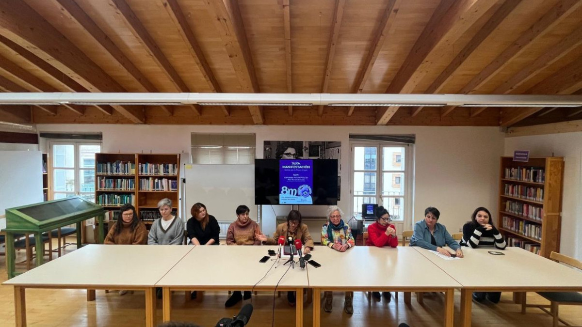 Imagen: Integrantes del Consejo Municipal de la Mujer durante la presentación de los actos del 8M. 