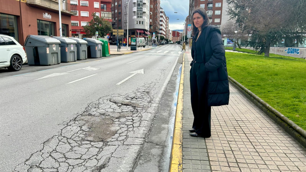 Imagen: La concejal Lidia Coca, en una de las zonas que está en peor estado dentro del tramo que se va a asfaltar