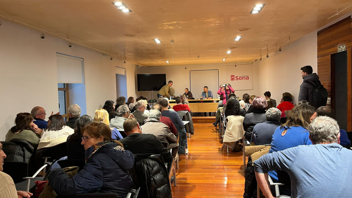 Imagen: La Asamblea Ciudadana en Defensa de la Sanidad Pública, organizada por UGT y CCOO, se reunió con una respuesta masiva. 