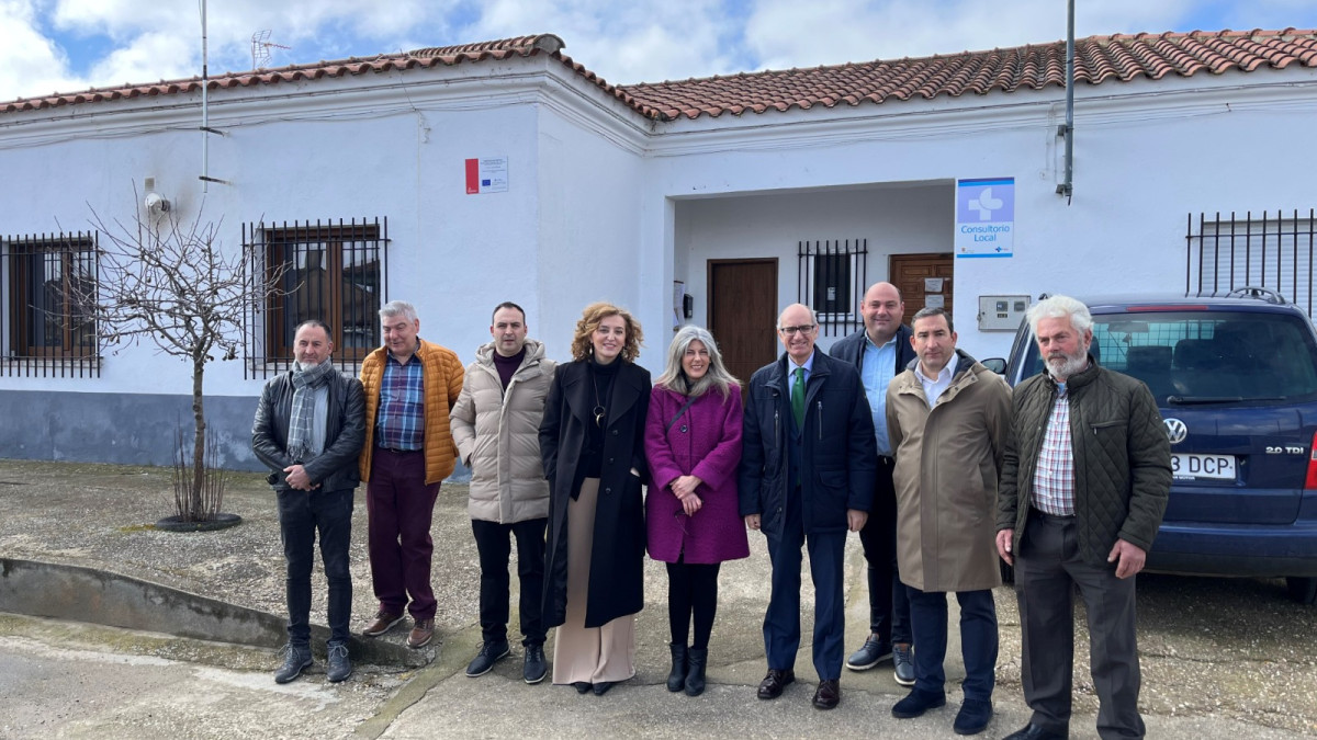Imagen: La Directora General de Vivienda, Arquitectura, Ordenación del Territorio y Urbanismo de la Junta, María Pardo durante su visita a Machacón.