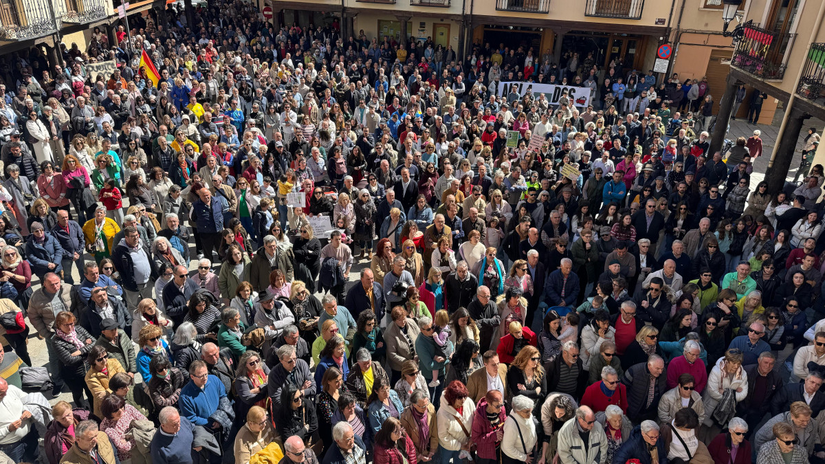 Imagen: Multitudinaria concentración en San Esteban de Gormaz exigiendo soluciones al derrumbe del puente del rio Duero. 