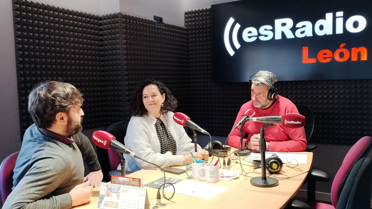 Imagen: Txema Ramos y Camino Rodríguez durante la entrevista en el programa Manos Arriba de EsRadio León 