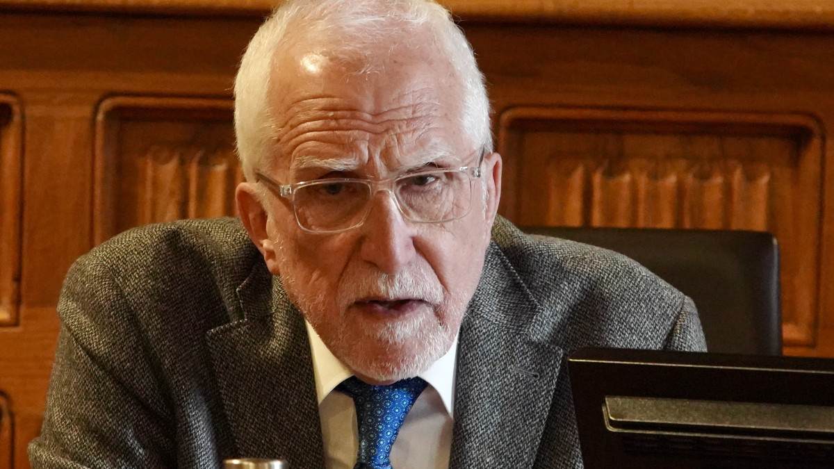 Imagen: El escritor leonés Luis Mateo Díez recibe la Medalla de Oro de la provincia de León