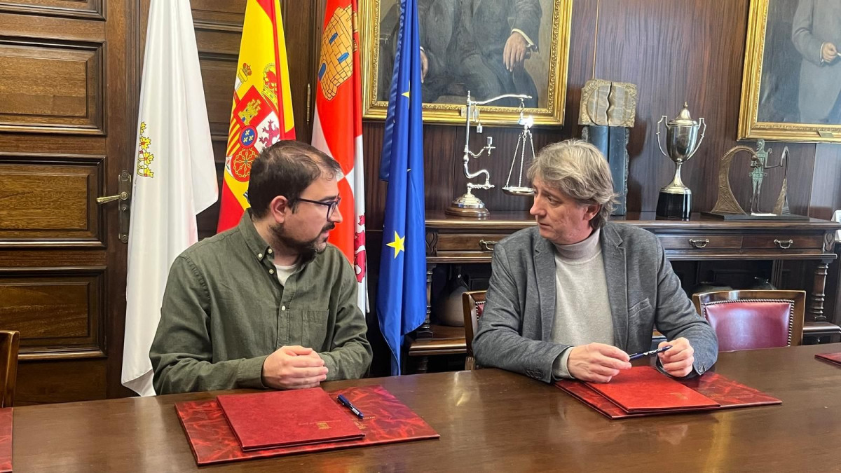 Imagen: Daniel Madrid, Hermano Mayor de la Junta General de Cofradías, y el alcalde Carlos Martínez en la firma del convenio. 