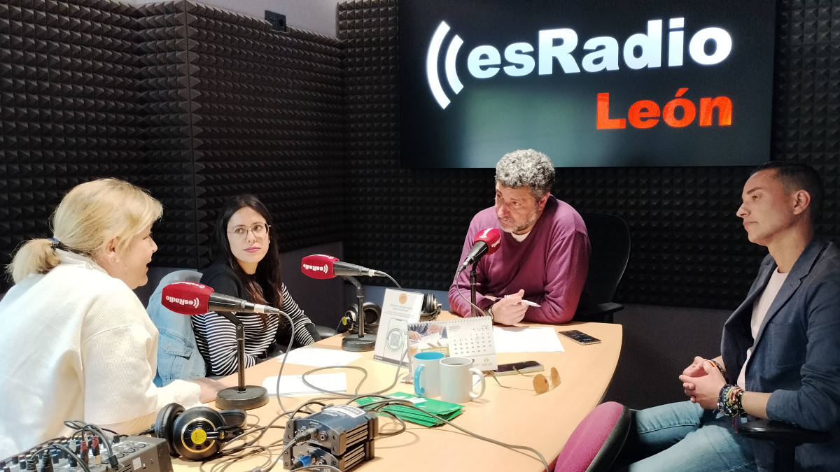 Imagen:  Lidia Puente, responsable de Comunicación de la AECC León, y Marta Álvarez de la Vallina, voluntaria de la asociación junto al oncólogo Eduardo Hortelano