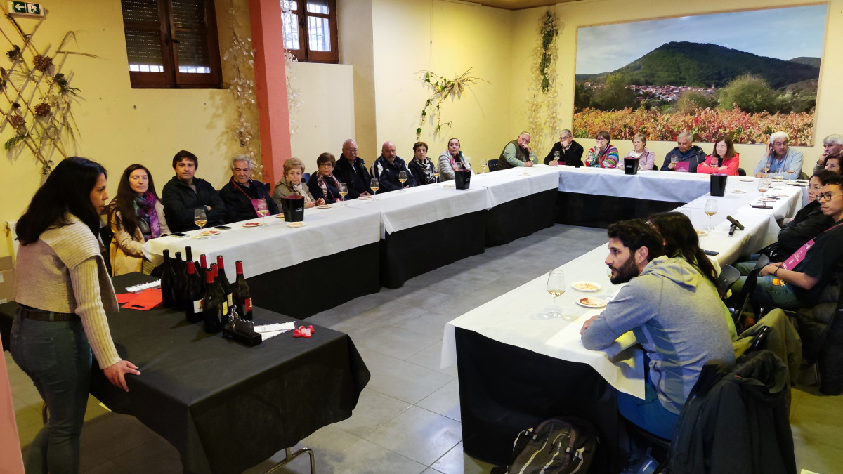 Imagen: Una de las catas realizadas durante el desarrollo de la feria de enoturismo en San Esteban de la Sierra