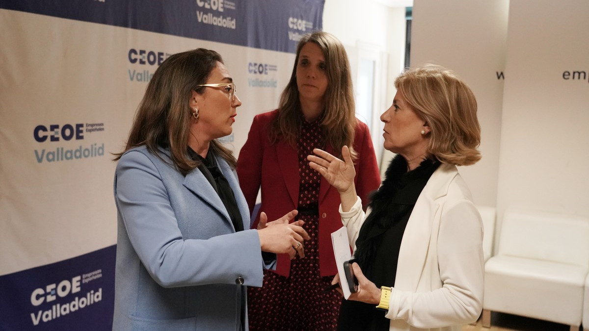 Imagen: Rubén Cacho - La presidenta de CEOE Valladolid, Ángela de Miguel, la consejera de Movilidad y Transformación Digital de la Junta, María González Corral, y la presidenta de Faconauto, Marta Blázquez, clausuran la II Jornada de Automoción de Castilla y León