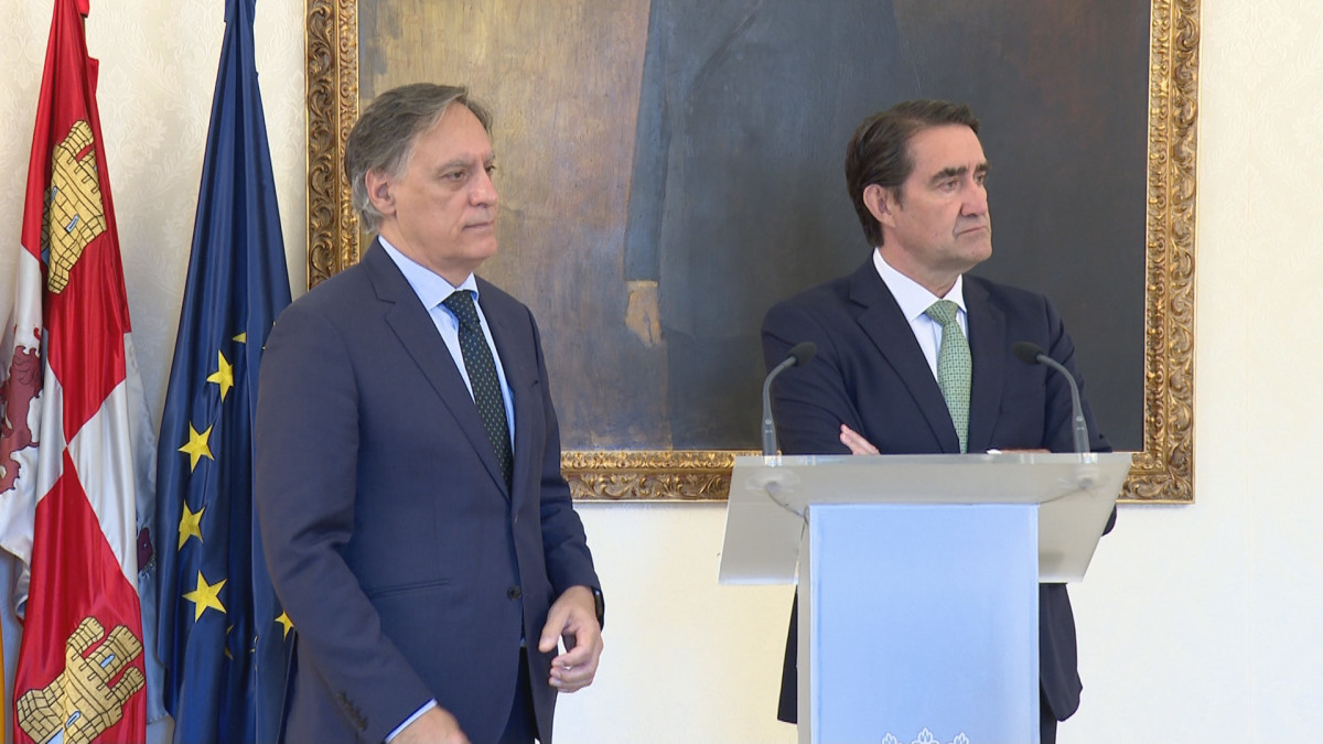Imagen: El Alcalde de Salamanca, Carlos García Carbayo, junto al Consejero de Medio Ambiente, Juan Carlos Suárez-Quiñones.
