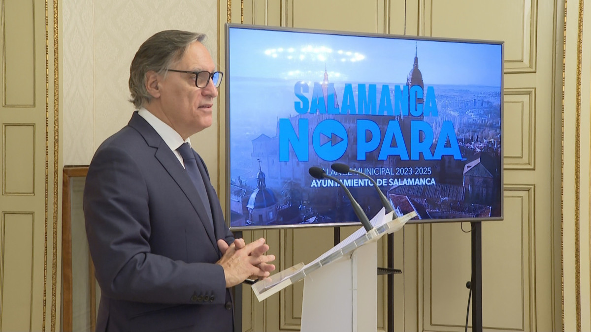 Imagen: El Alcalde de Salamanca, Carlos García Carbayo, durante la exposición del balance