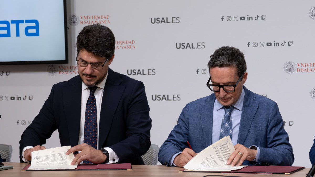 Imagen: Firma de la creación de la "Cátedra Justicia Digital USAL-NTT DATA"