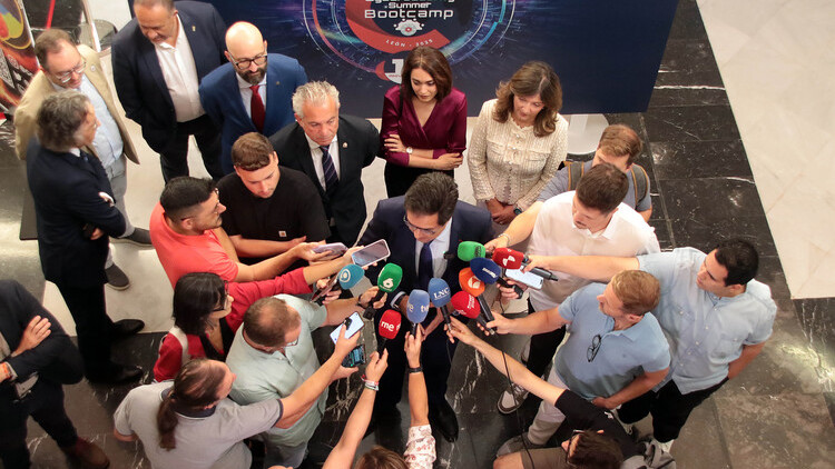 Imagen: El ministro de Transformación Digital y de la Función Pública, Óscar López, clausura el Cybersecurity Summer BootCamp / ICAL.