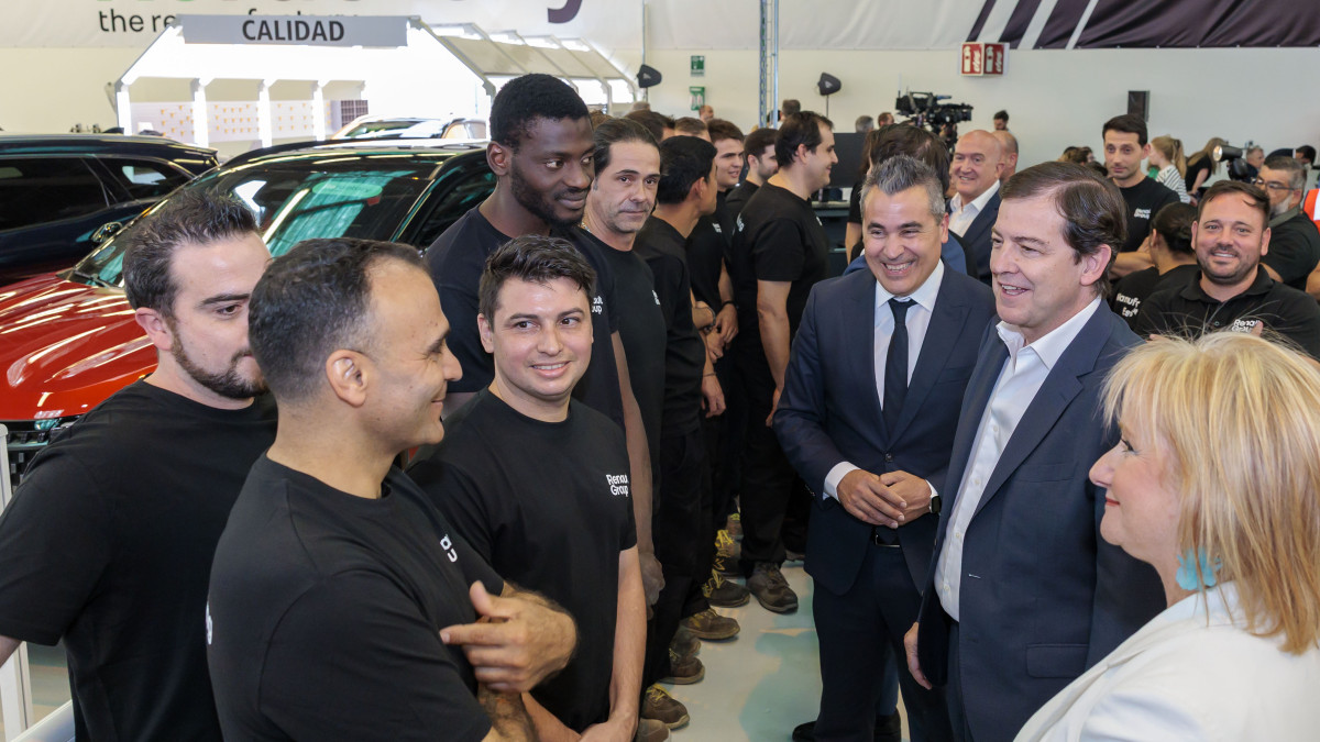 Imagen: El presidente de la Junta, Alfonso Fernández Mañueco, junto a responsables de Renault, durante la inauguración de la planta Refactory en Valladolid.