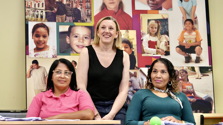Imagen: ICAL . La vicepresidenta de la Junta y consejera de Familia e Igualdad de Oportunidades, Isabel Blanco, visita a los participantes de un itinerario prelaboral en el sector del comercio para personas en riesgo o exclusión social.