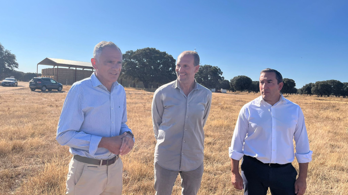 Imagen: El Director General de Producción Agrícola y Ganadera, Rubén Serrano (izquierda), durante la presentación de las ayudas.