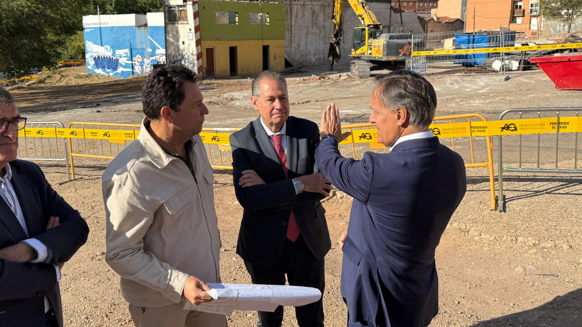 Imagen: El Alcalde, Carlos García Carbayo, durante la visita a las obras.