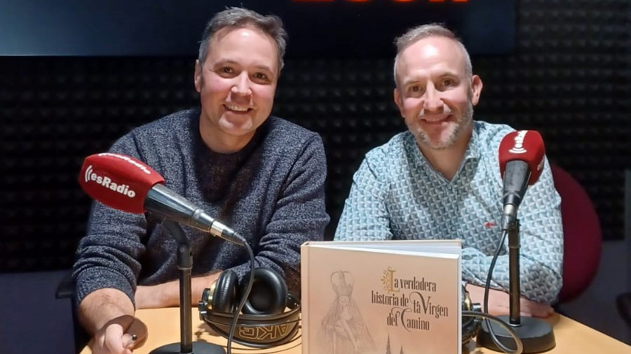 Imagen: Dcha. Jorge M. Montero autor del libro. Izda. Arturo Martínez, Director Es la Mañana de León