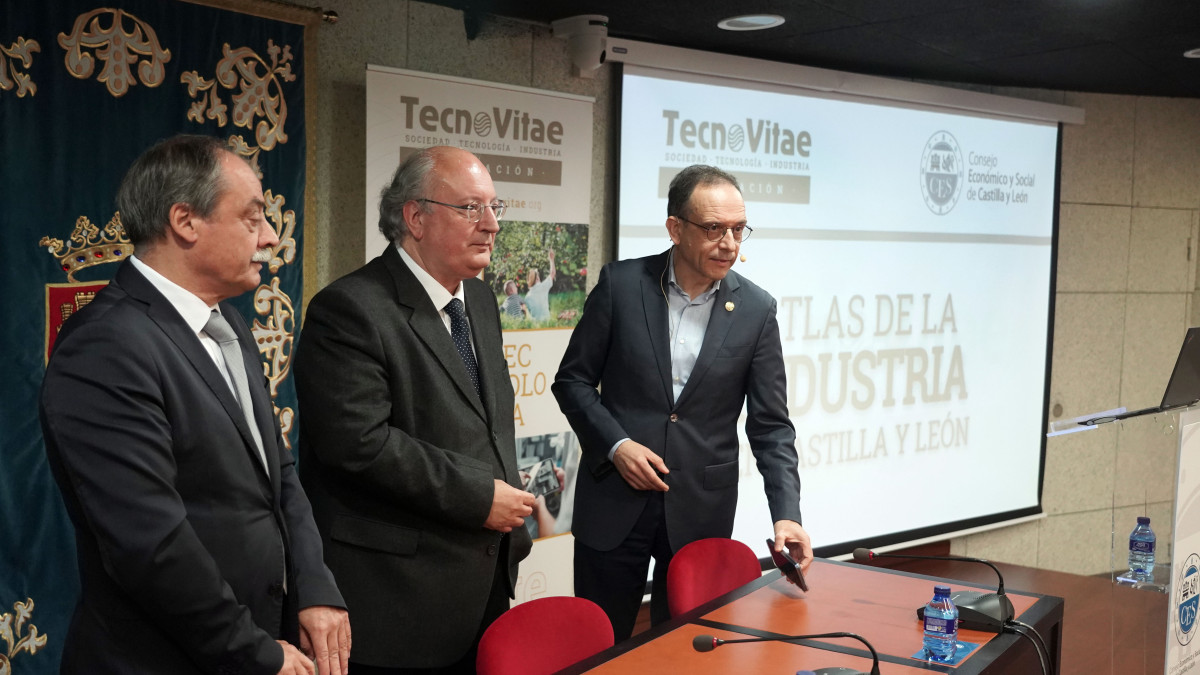 Imagen: ICAL. El presidente del CESCyL, Enrique Cabero, el director de Tecnovitae, Javier Escribano, y el presidente de esta última entidad, Rafael Álvarez, presentan el 'Atlas industrial' de la comunidad.
