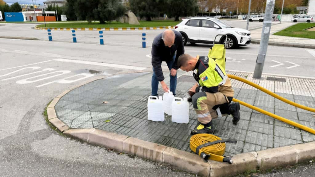 Imagen: Reparto de agua potable en las calles de Ponferrada