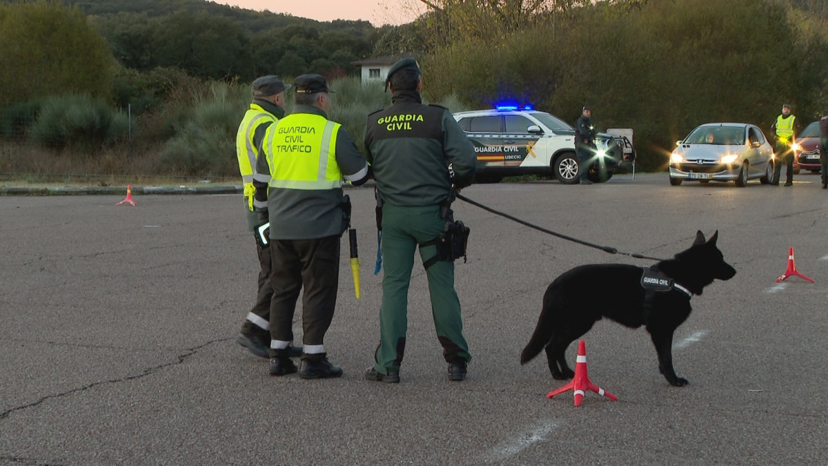 Imagen: Operativo conjunto de la Guardia Civil y la Policía portuguesa en la A-62