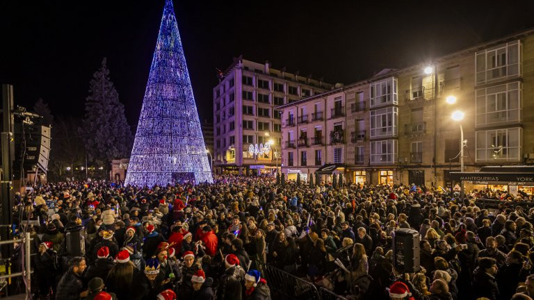 Imagen: El Árbol de Navidad volverá a estar instalado en la Plaza Mariano Granados. 