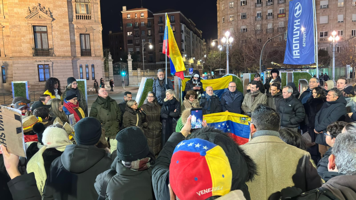 Imagen: esRadio Valladolid. Concentración de venezolanos residentes en Valladolid para mostrar su apoyo a la intervención estadounidense y pedir la liberación de los presos políticos.