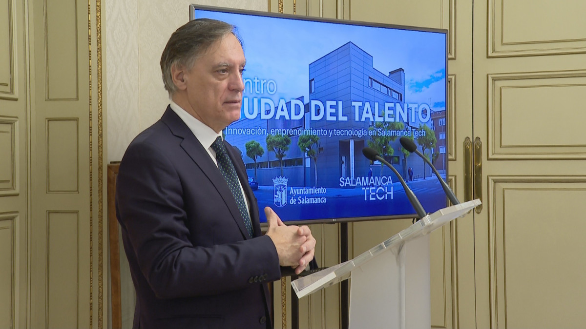 Imagen: El Alcalde, Carlos García Carbayo, durante la presentación del proyecto