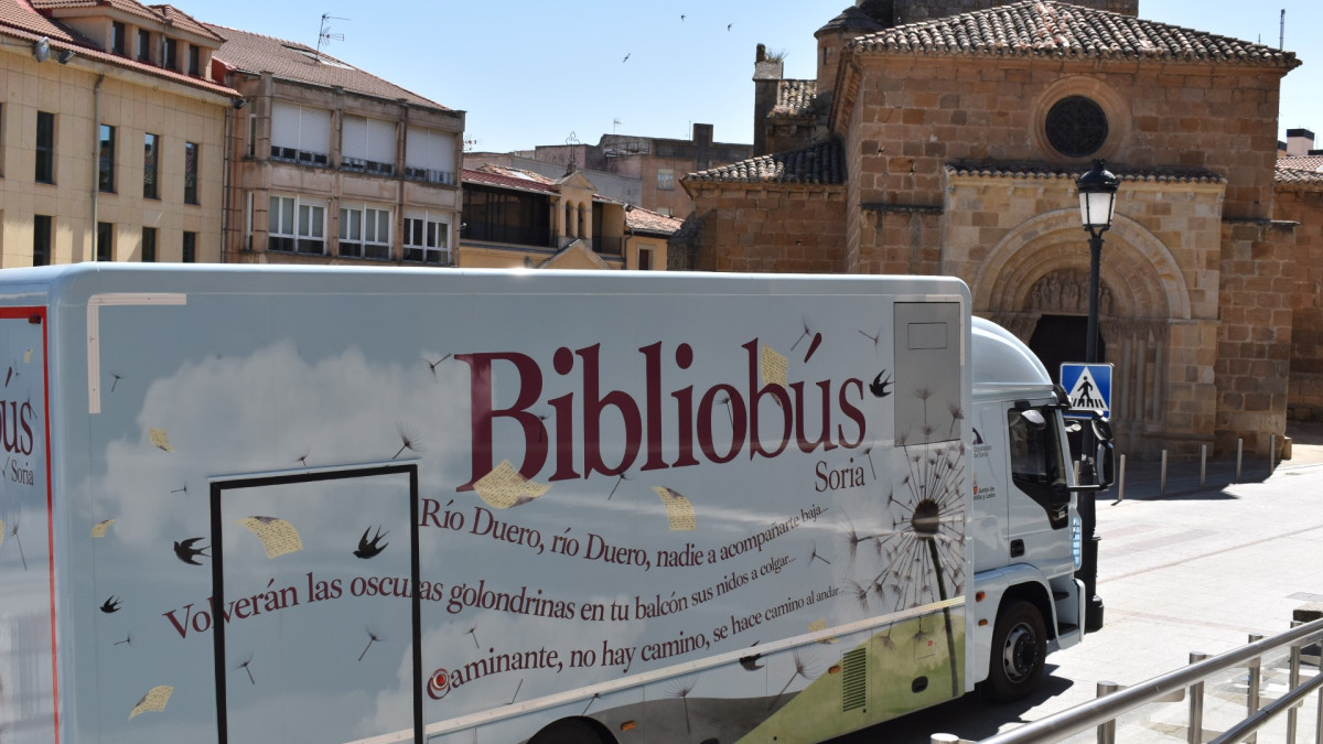 Imagen: En la imagen,  uno de los dos bibliobuses de la Diputación de Soria