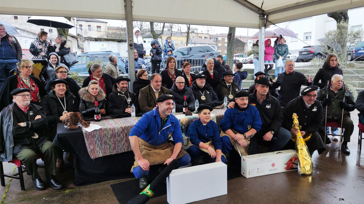 Imagen: Participantes en la primer jornada de la Matanza Tipica de la localidad chacinera