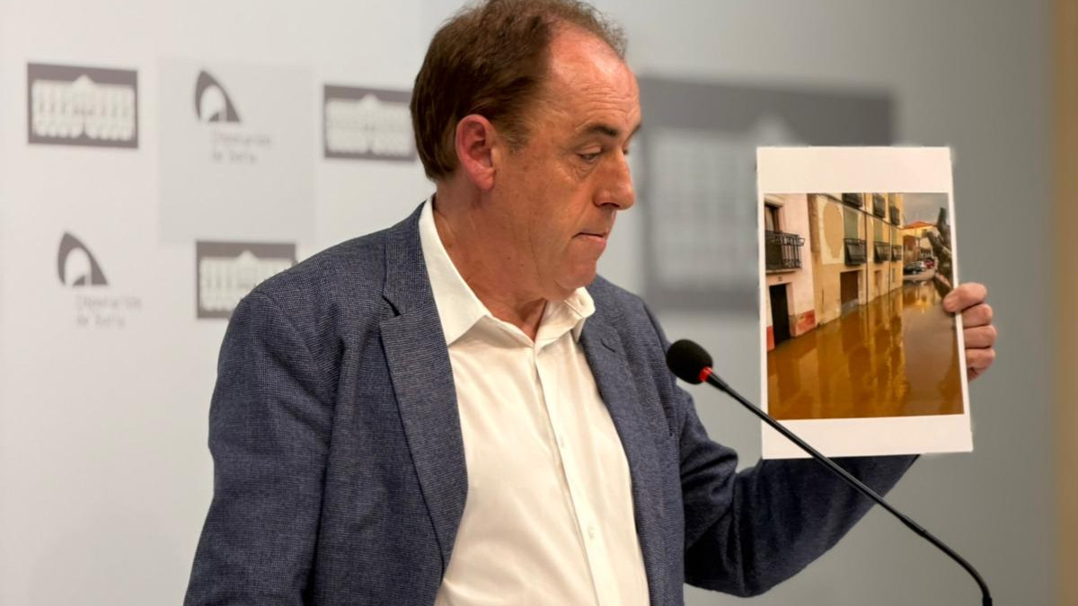 Imagen: Benito Serrano, presidente de la Diputación, durante la rueda de prensa.