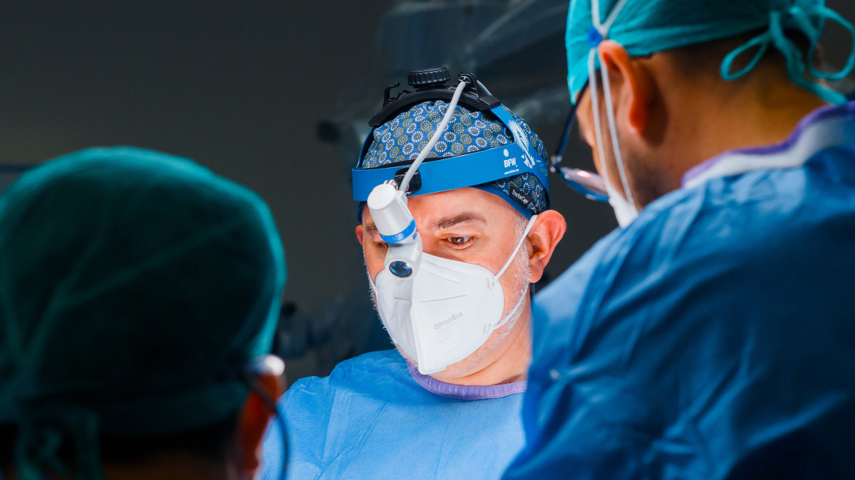 Imagen: El doctor Valle Folgueral, en el quirófano
