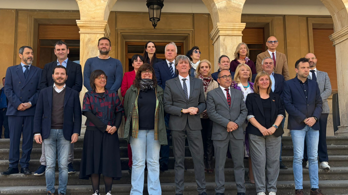 Imagen: Carlos Martínez Mínguez, en las escalinatas del Ayuntamiento, junto al resto de miembros de la corporación municipal. 