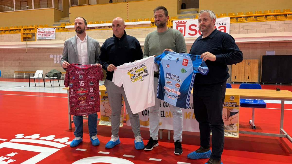 Imagen: César Gonzalo, presidente del Sporting, el entrenador del club Sergio Corredor, el concejal Manuel Salvador, y el presidente de Río Duero, Alfredo Cabrerizo. 