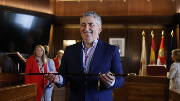 Imagen: Javier Antón, nuevo alcalde de Soria, en su toma de posesión. 