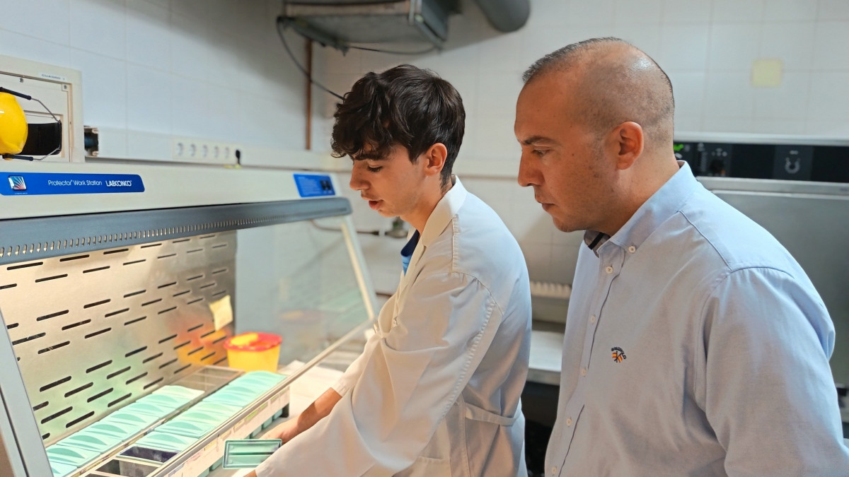 Imagen: El Concejal de Educación, Luis Sánchez Arévalo visitando a uno de los becados durante el pasado verano
