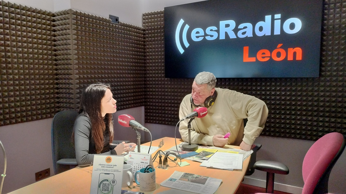 Imagen: La responsable de comunicación de la Asociación Española Contra el Cáncer en León, Lidia Puente, durante la entrevista en el programa Manos Arriba 