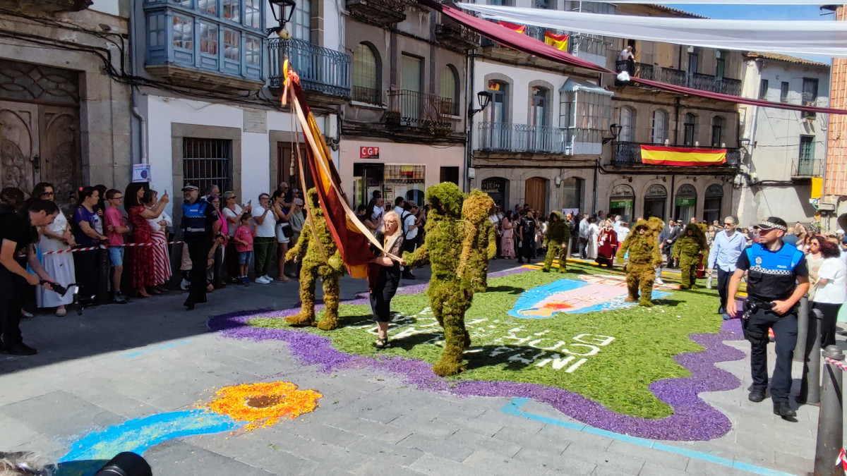 Imagen: Un momento de la procesión del Corpus en las calles de Béjar con los Hombres de Musgo