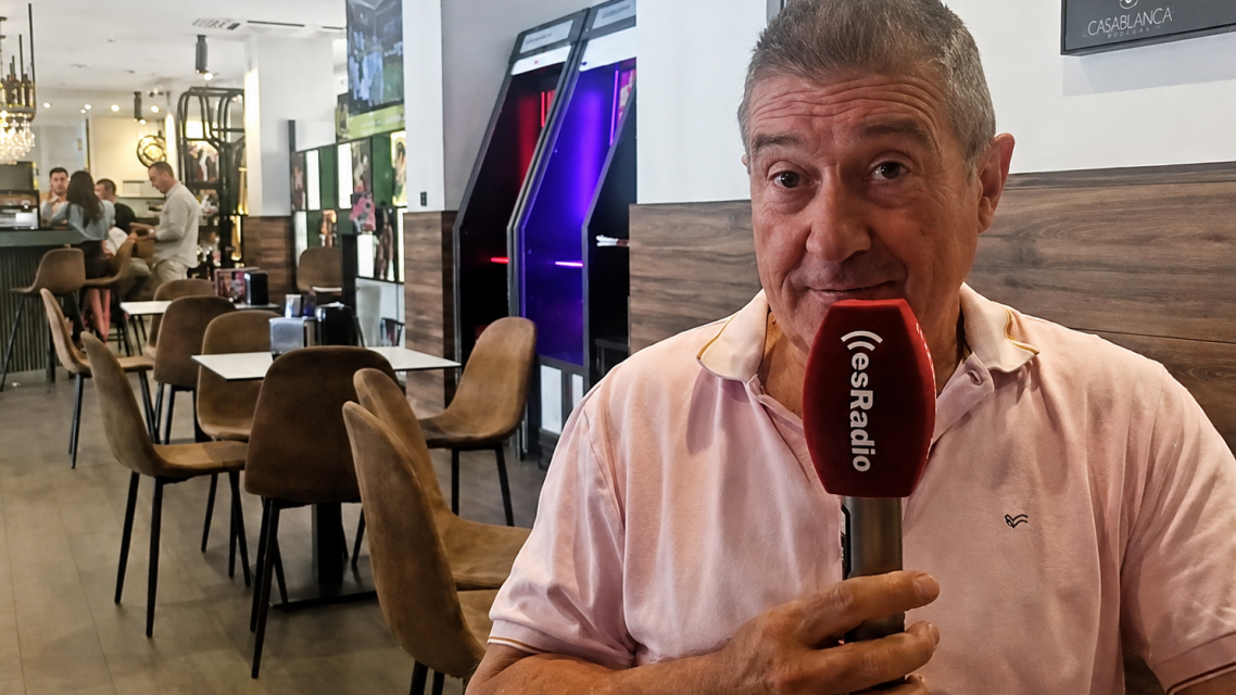 Imagen: El entrenador de balonmano profesional, Manolo Cadenas, durante la entrevista en el programa Manos Arriba