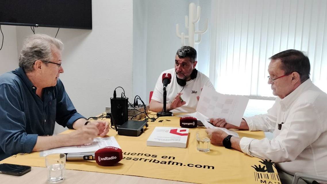 Imagen: El presidente de la Cámara de la Propiedad Urbana de León, Ángel Luis Valdés, y el gerente Miguel Ángel Sánchez, durante  la entrevista en el programa Manos Arriba