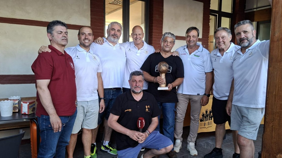 Imagen: Los veteranos del Ademar ofrecen el trofeo al presidente de la junta vecinal de Villacelama como agradecimiento por su constante apoyo