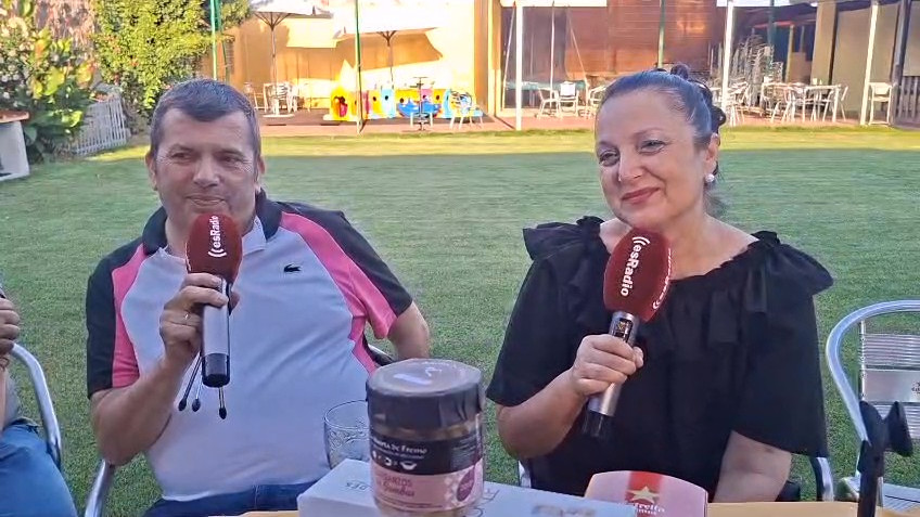 Imagen: Jimmy Álvarez y María Jesús Cordero analizan el éxito de su variada propuesta de cachopos / MANOS ARRIBA
