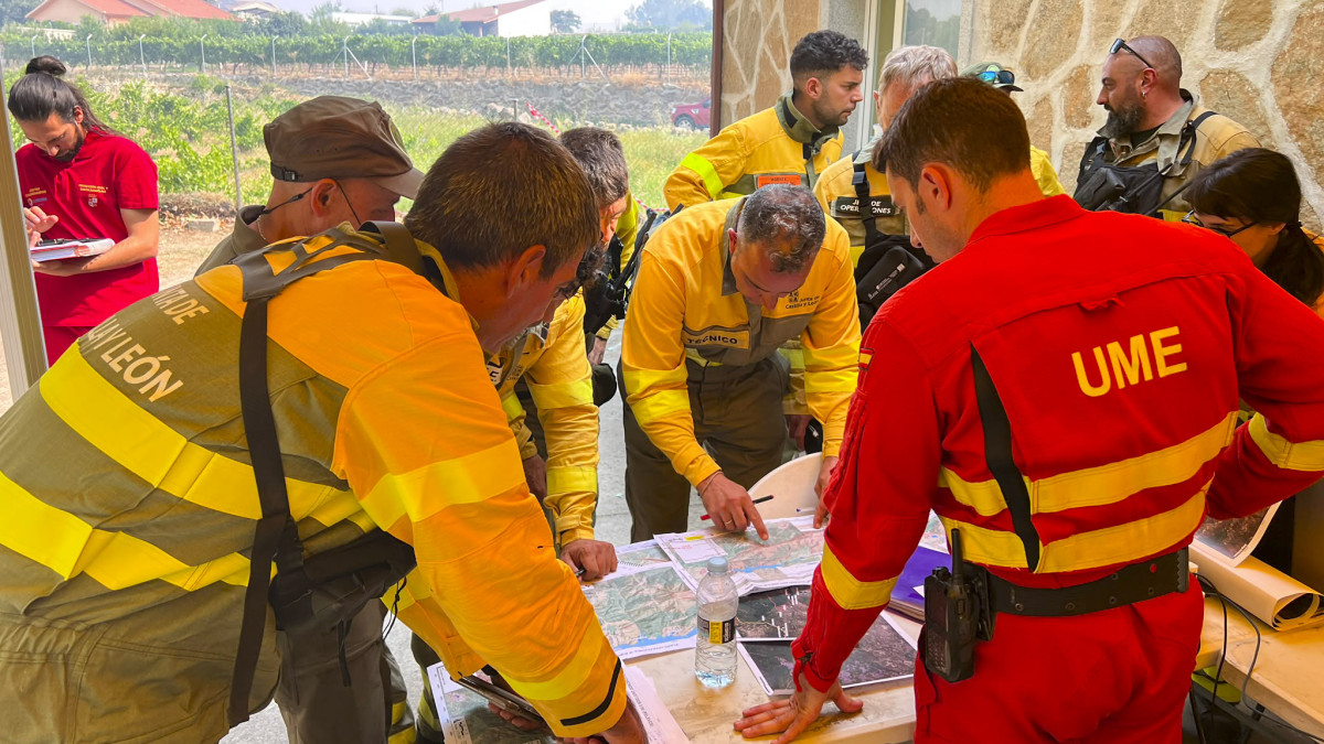 Imagen: ICAL. El operativo trabaja para contener el avance del fuego. 