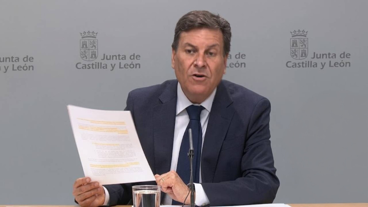 Imagen: El portavoz de la Junta de Castilla y León, Carlos Fernández Carriedo, en la rueda de prensa tras el Consejo de Gobierno.