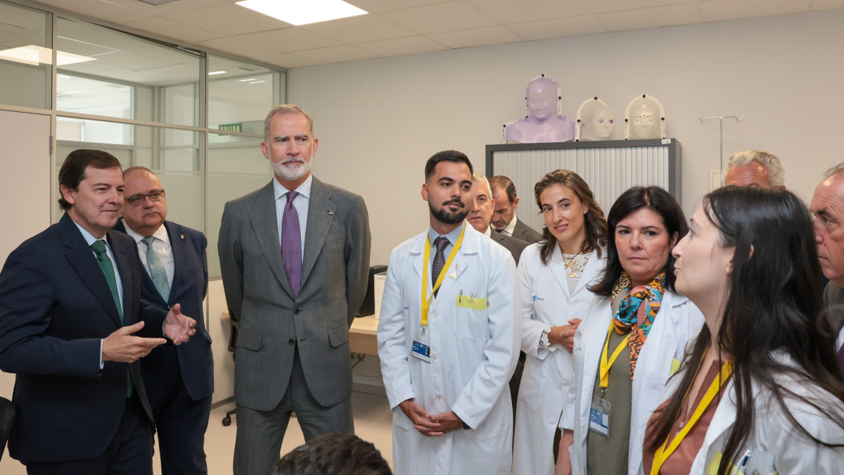 Imagen: - El rey Felipe VI visita en Hospital de Santa Barbara en Soria, acompañado del presidente de la Junta, alfonso Fernández Mañueco, el presidente de las Cortes, Francisco Vázquez, y el delegado del Gobierno, Nicanor Sen, entre otras autoridades