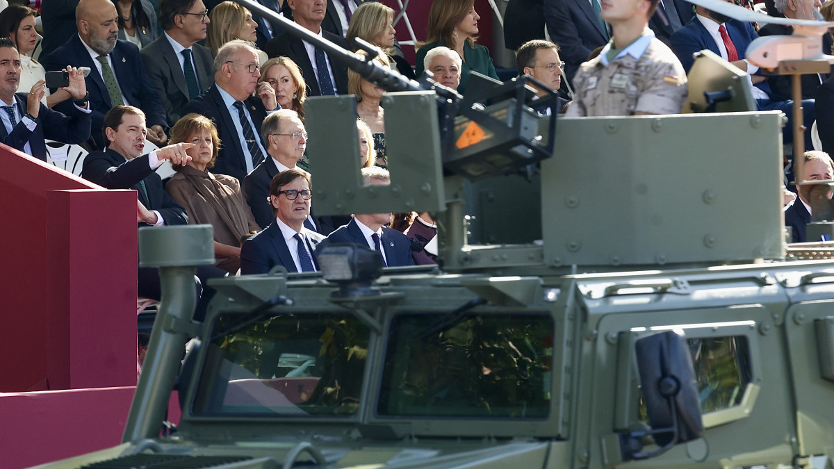 Imagen: El presidente de la Junta, Alfonso Fernández Mañueco, y el presidente de las Cortes, Francisco Vázquez, asisten al acto de homenaje de la Bandera Nacional y desfile militar, con motivo del Día de la Fiesta Nacional de España. Juan Lázaro / ICAL . 