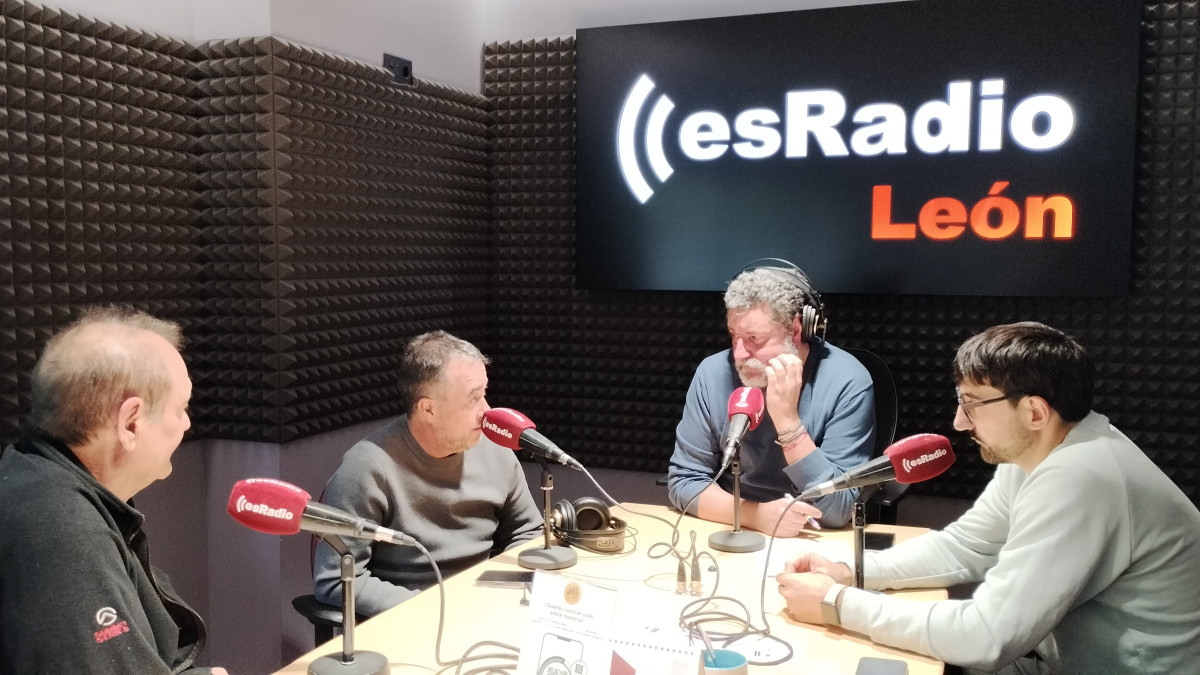 Imagen: Juan Francisco Martín, director de La 8 León y esRadio León,  Javier Pérez Yerro, técnico de La 8 León, y Santi Fernández, redactor de esRadio León, durante la entrevista en el programa Manos Arriba 