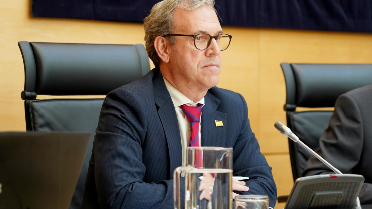 Imagen: ICAL |Leticia Pérez - El consejero de Industria, Comercio y Empleo, Mariano Veganzones, informa a las Cortes sobre el grado de cumplimiento de los objetivos de su departamento para la legislatura