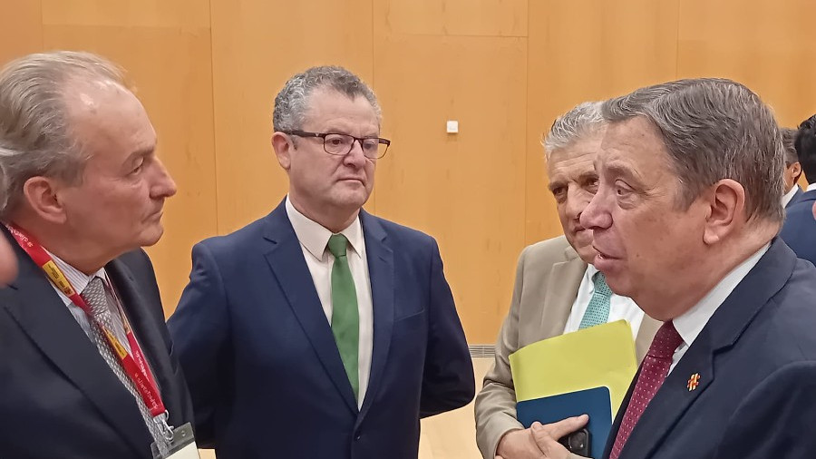 Imagen: Jcyl - El consejero de Agricultura, Ganadería y Desarrollo Rural, Gerardo Dueñas, asiste a la conferencia sectorial de Agricultura celebrada en Pamplona presidida por el ministro Luis Planas