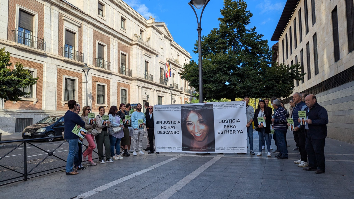 Imagen: Familiares y amigos de Esther López, incluyendo a su hermana y padre, se manifiestan en las puertas del juzgado con carteles pidiendo justicia.